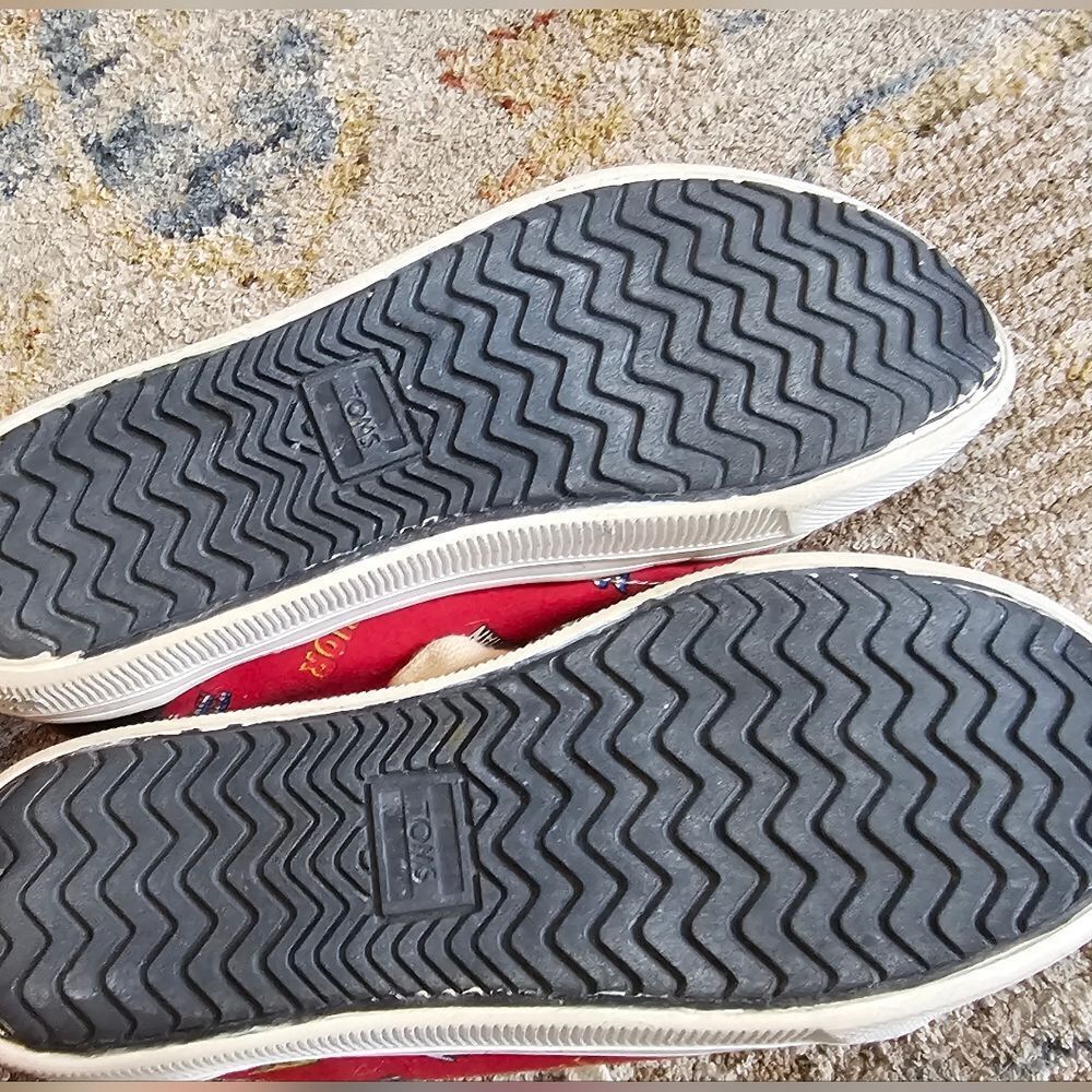 Toms Marvel Tennis Shoes Sz 6.5. Red With Black Leather Details - Picture 2 of 9